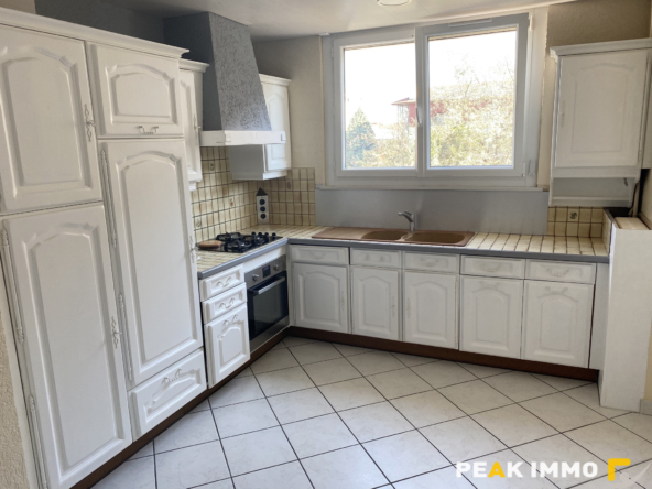 VILLE-LA-GRAND   À louer, appartement récent de type T3 proc