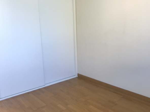 VILLE-LA-GRAND   À louer, appartement récent de type T3 proc