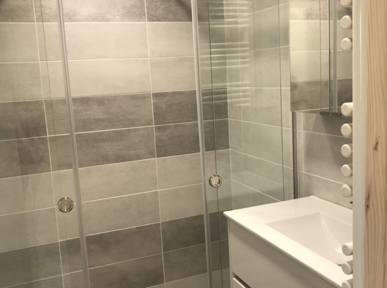 VILLE-LA-GRAND   À louer, appartement récent de type T3 proc