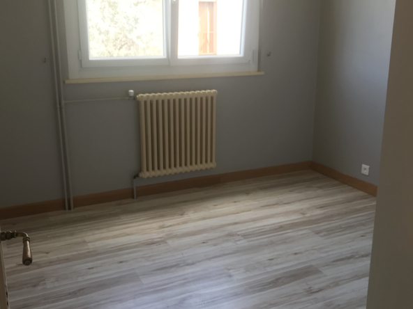 VILLE-LA-GRAND   À louer, appartement récent de type T3 proc