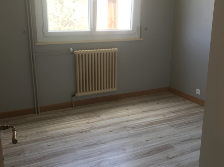 VILLE-LA-GRAND   À louer, appartement récent de type T3 proc