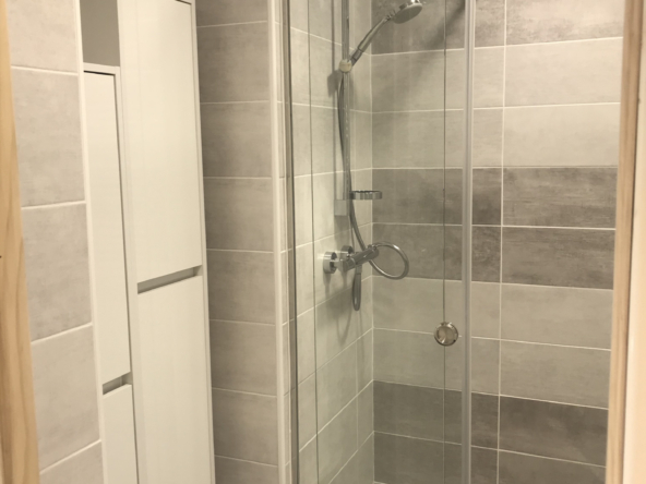 VILLE-LA-GRAND   À louer, appartement récent de type T3 proc