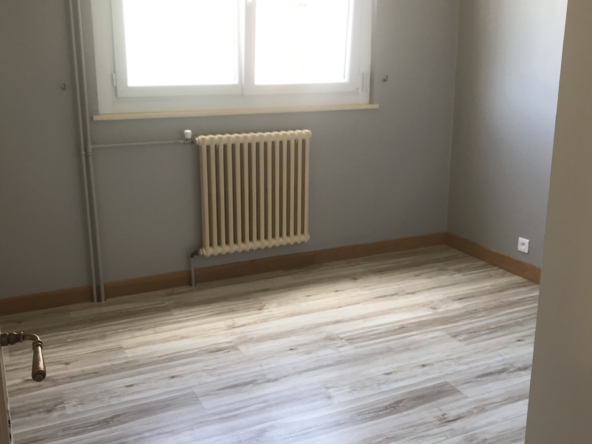 VILLE-LA-GRAND   À louer, appartement récent de type T3 proc