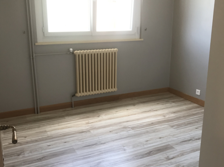 VILLE-LA-GRAND   À louer, appartement récent de type T3 proc