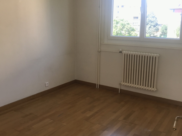 VILLE-LA-GRAND   À louer, appartement récent de type T3 proc