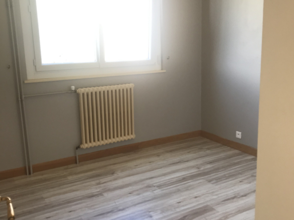 VILLE-LA-GRAND   À louer, appartement récent de type T3 proc