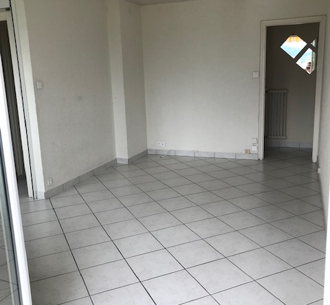 VILLE-LA-GRAND   À louer, appartement récent de type T3 proc