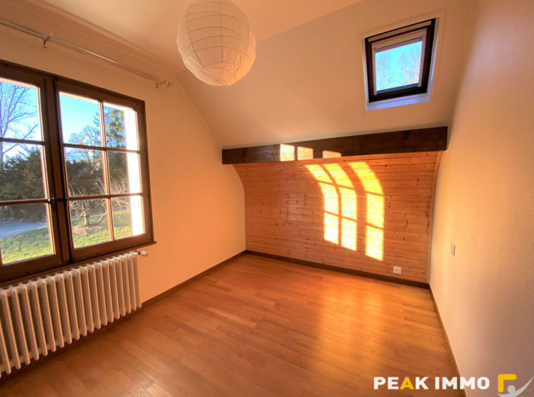 BONNE   Maison individuelle T6 bis avec jardin, garage doubl