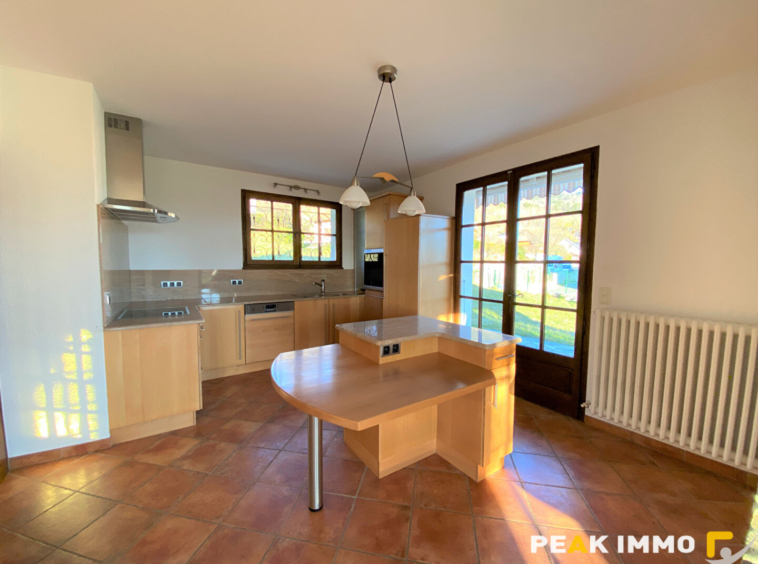 BONNE   Maison individuelle T6 bis avec jardin, garage doubl