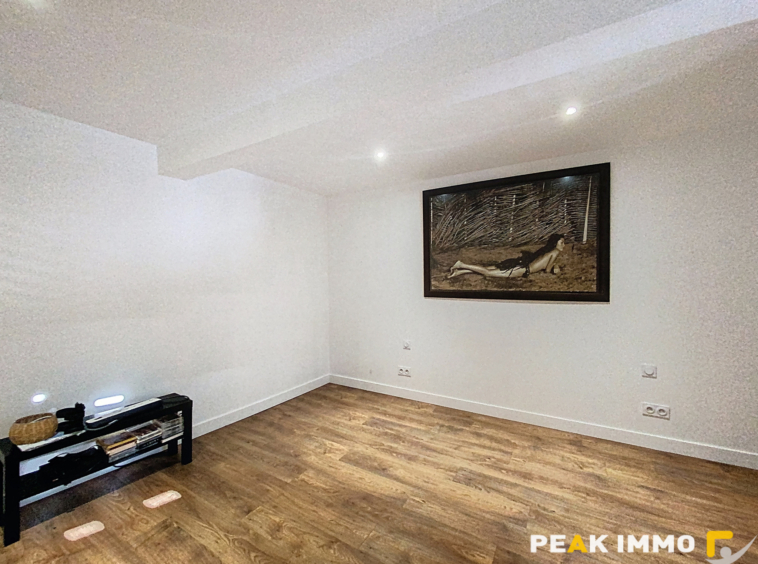 Maison de village rénovée   164 m2   Terrain 402 m2   Vue mo