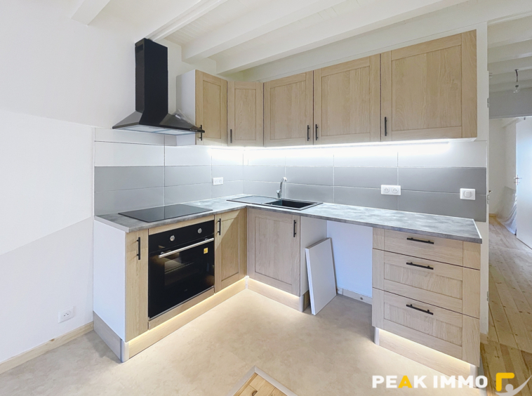 BONNE   T3 entièrement rénové au coeur du village