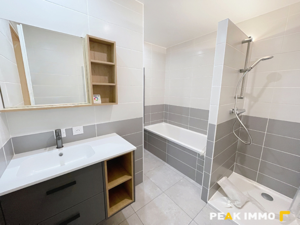 BONNE   T3 entièrement rénové au coeur du village