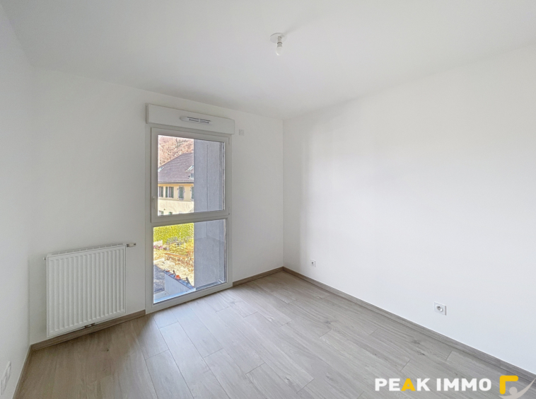 À vendre   T3 deuxième étage avec ascenseur en plein centre