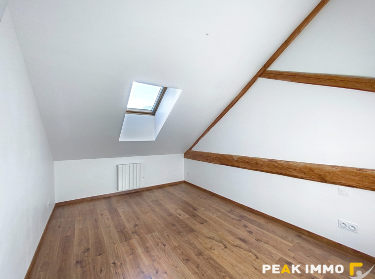 Maison de village rénovée   164 m2   Terrain 402 m2   Vue mo