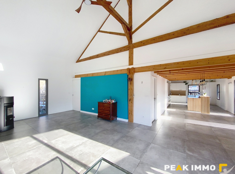 Maison de village rénovée   164 m2   Terrain 402 m2   Vue mo