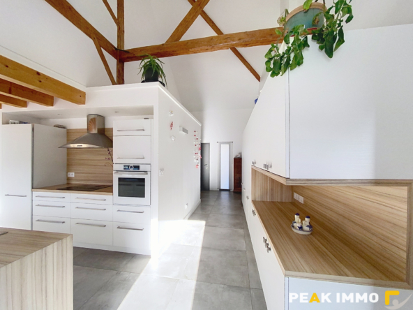 Maison de village rénovée   164 m2   Terrain 402 m2   Vue mo