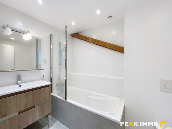 Maison de village rénovée   164 m2   Terrain 402 m2   Vue mo