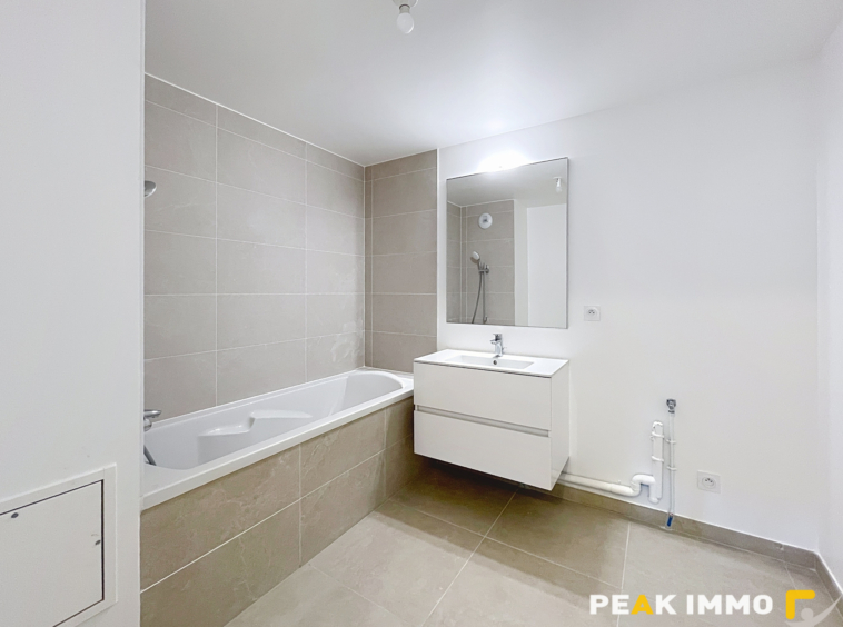 À vendre   T3 deuxième étage avec ascenseur en plein centre