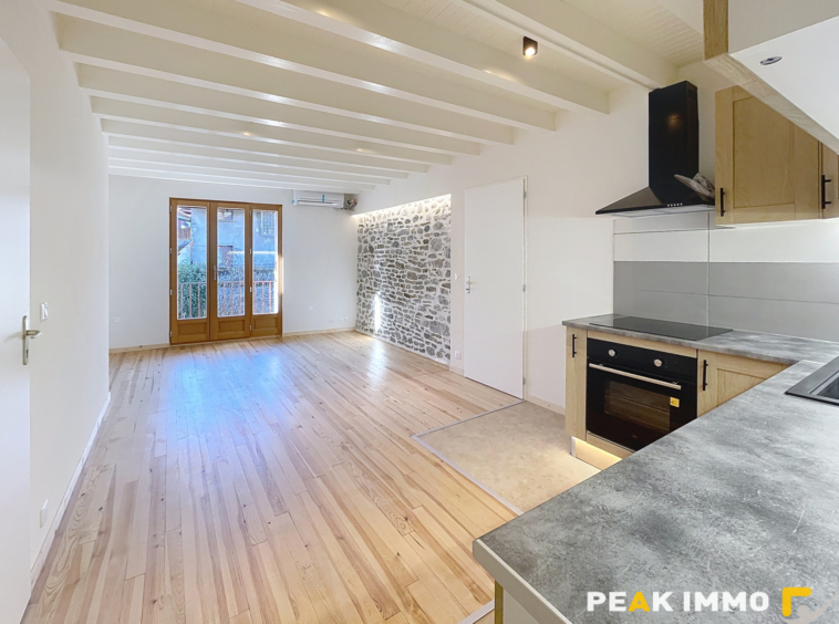 BONNE   T3 entièrement rénové au coeur du village