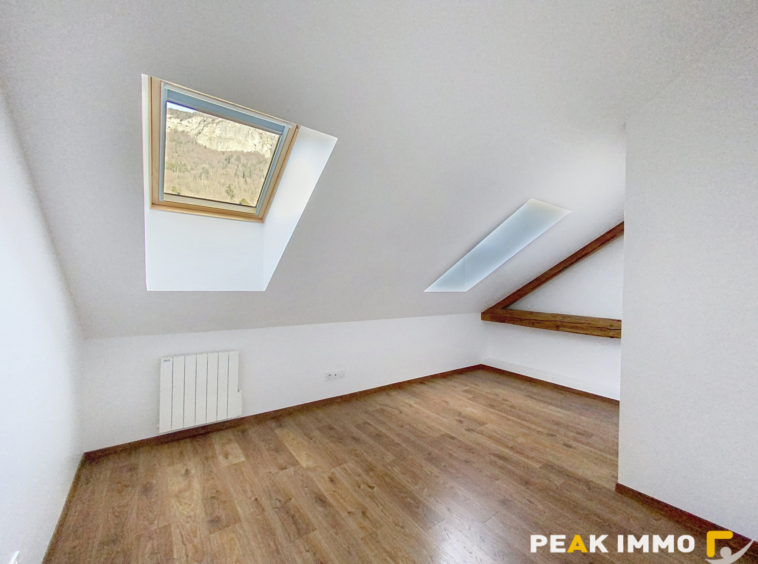 Maison de village rénovée   164 m2   Terrain 402 m2   Vue mo