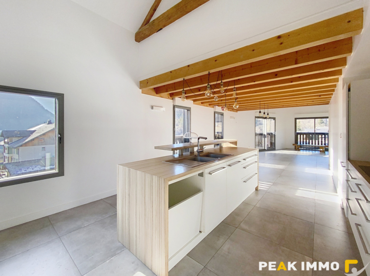 Maison de village rénovée   164 m2   Terrain 402 m2   Vue mo