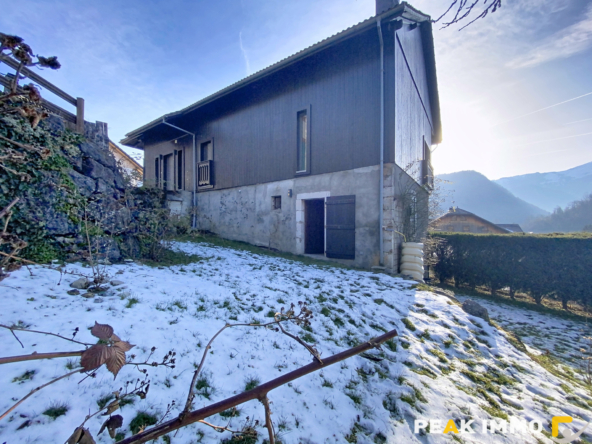 Maison de village rénovée   164 m2   Terrain 402 m2   Vue mo