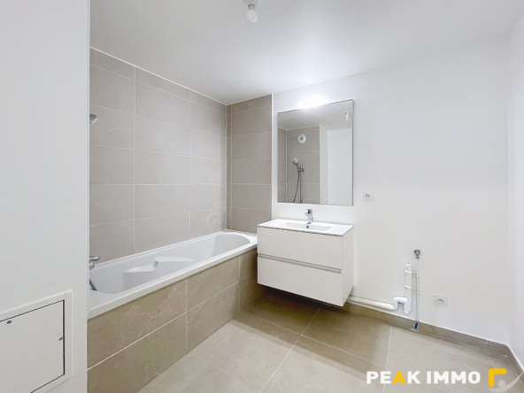 À vendre   T3 premier étage avec ascenseur en plein centre d