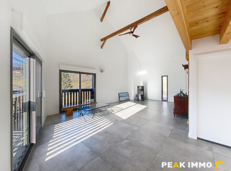 Maison de village rénovée   164 m2   Terrain 402 m2   Vue mo