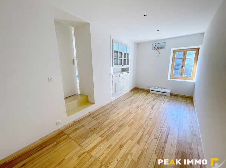 BONNE   T3 entièrement rénové au coeur du village