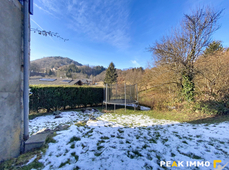 Maison de village rénovée   164 m2   Terrain 402 m2   Vue mo