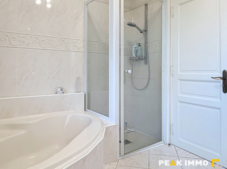 En nouveauté Coteau de MARIGNIER Spacieuse Maison de 5 chamb