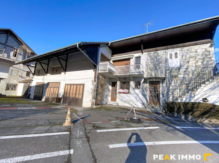 BONNEVILLE: Grande maison avec bâtiments annexes