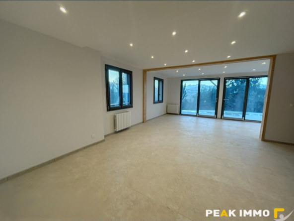 Maison rénovée avec jardin et grand garage   Sur les hauteur