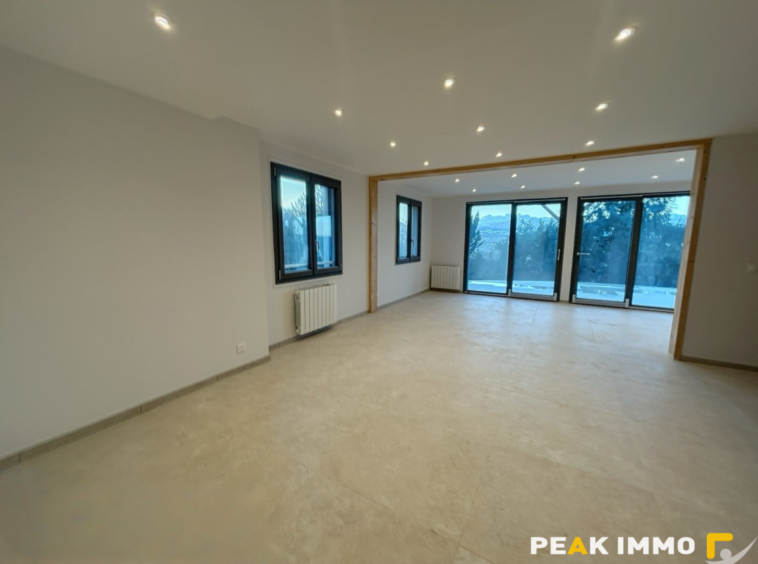 Maison rénovée avec jardin et grand garage   Sur les hauteur