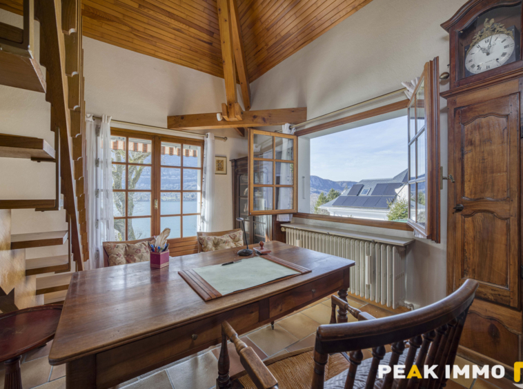 A Vendre Propriété de caractère dans un secteur résidentiel