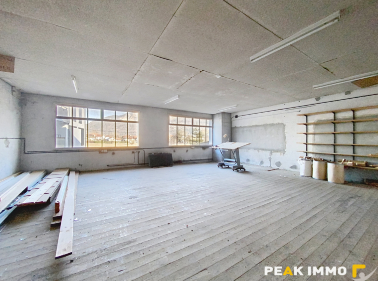 BONNEVILLE: Grande maison avec bâtiments annexes