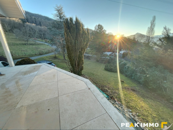 Maison rénovée avec jardin et grand garage   Sur les hauteur