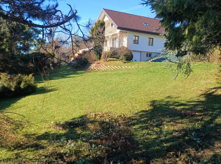 Maison rénovée avec jardin et grand garage   Sur les hauteur