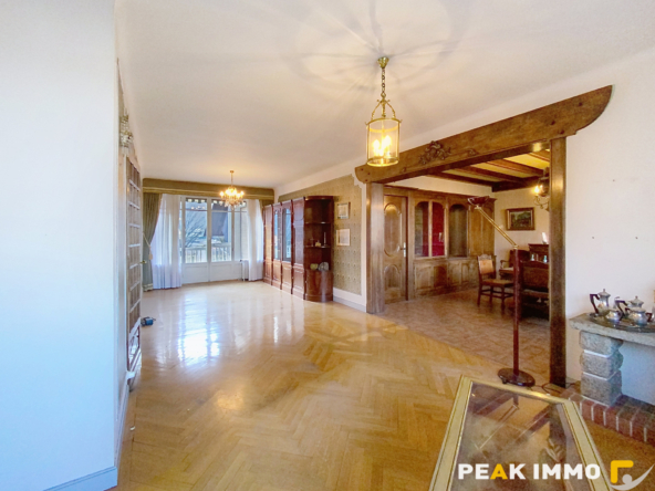 BONNEVILLE: Grande maison avec bâtiments annexes