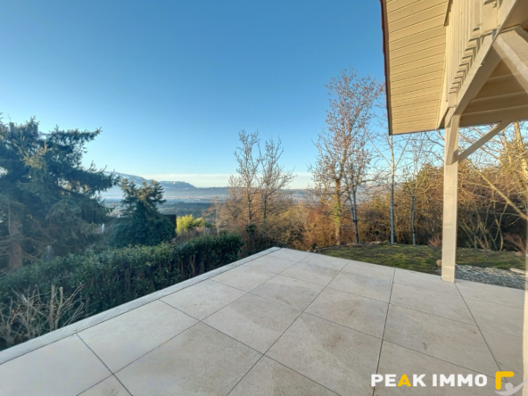 Maison rénovée avec jardin et grand garage   Sur les hauteur