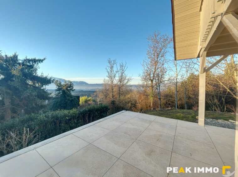 Maison rénovée avec jardin et grand garage   Sur les hauteur