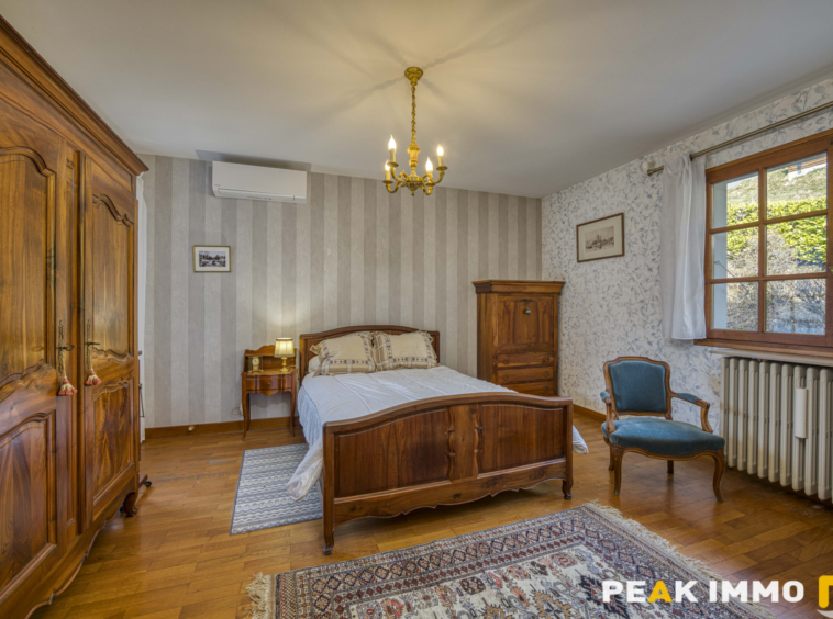 A Vendre Propriété de caractère dans un secteur résidentiel