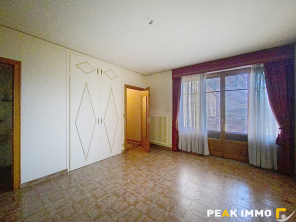 BONNEVILLE: Grande maison avec bâtiments annexes