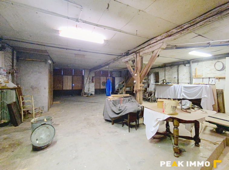 BONNEVILLE: Grande maison avec bâtiments annexes