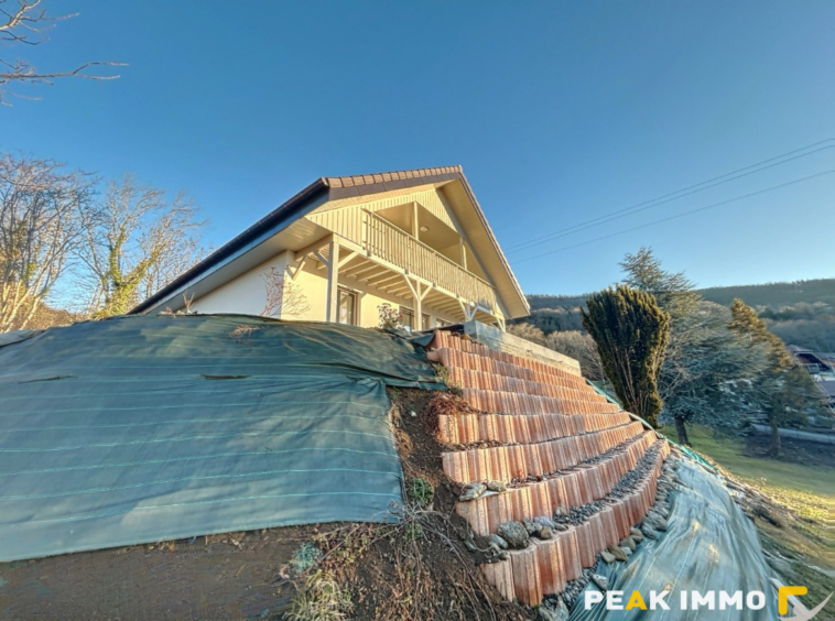 Maison rénovée avec jardin et grand garage   Sur les hauteur