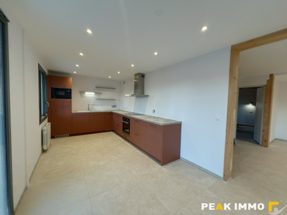 Maison rénovée avec jardin et grand garage   Sur les hauteur