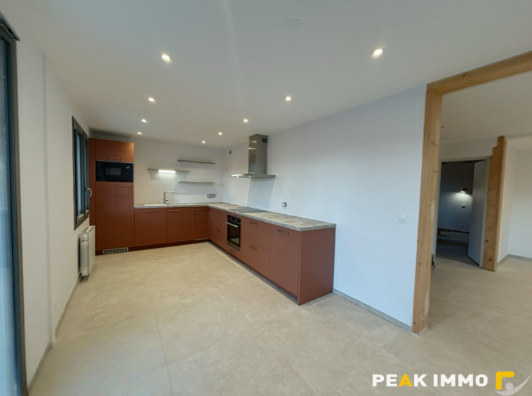 Maison rénovée avec jardin et grand garage   Sur les hauteur