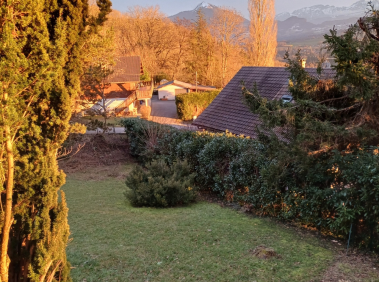 Maison rénovée avec jardin et grand garage   Sur les hauteur