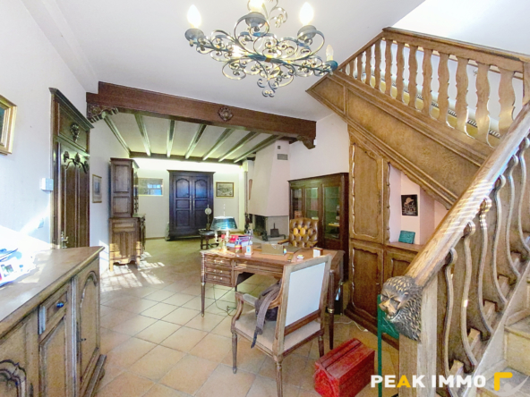 BONNEVILLE: Grande maison avec bâtiments annexes