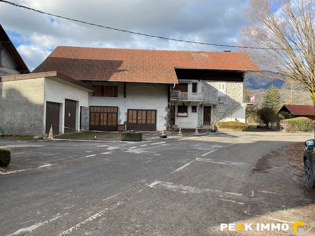 BONNEVILLE: Grande maison avec bâtiments annexes